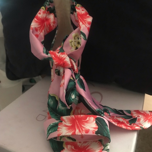 Jessica Simpson Block Heel - Picture 1 of 3